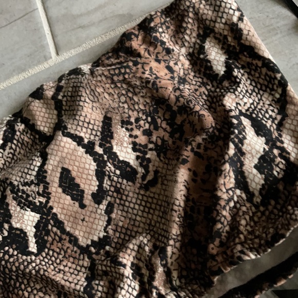 Snakeskin Print Cropped Tube Top - Picture 6 of 7